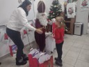 Święty Mikołaj wręcza prezenty dzieciom
