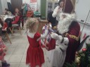 Święty Mikołaj wręcza prezenty dzieciom